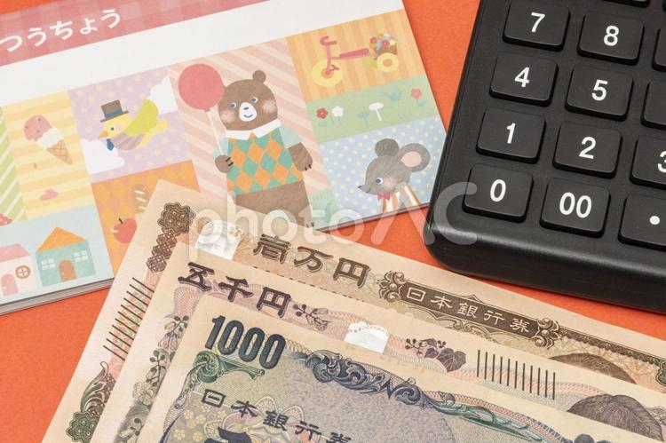 現金と銀行通帳と電卓 銀行通帳,紙幣,電卓の写真素材