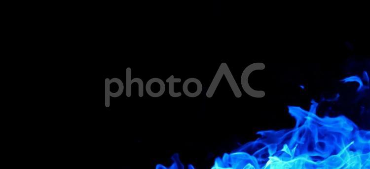 勢いよく燃える青い炎の画像横長 炎,青,火の写真素材