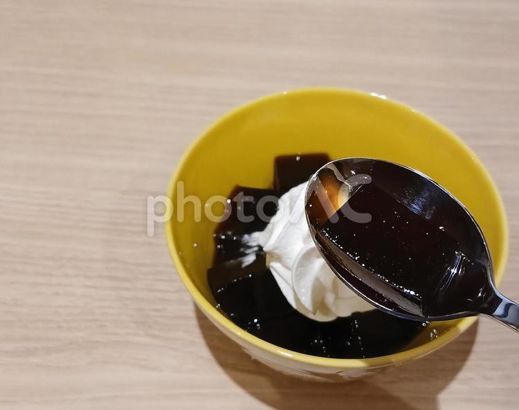 コーヒーゼリー生クリームのせ、すくう コーヒーゼリー,生クリーム,レストランの写真素材