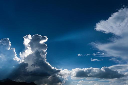 怪獣のような入道雲 怪獣のような入道雲 雲,入道雲,青空の写真素材