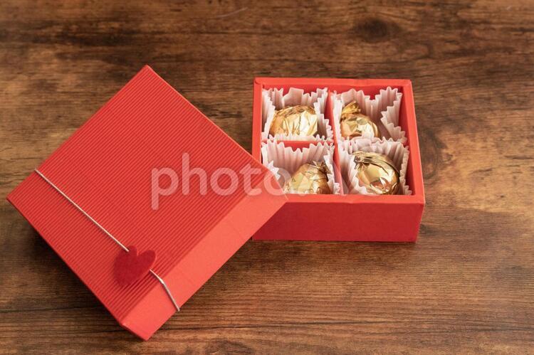 箱とお菓子 手作り,チョコ,あかの写真素材