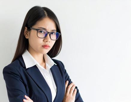 オフィスで困っているサラリーマン女性 オフィスで困っているサラリーマン女性の写真