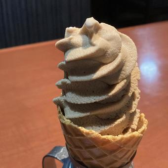 マロンソフトクリーム ワッフルコーン,コーン,ソフトクリームの写真素材