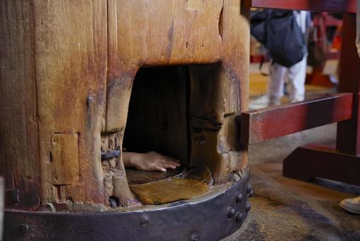 奈良県東大寺大仏殿の名物、柱の穴くぐり 柱くぐり,柱の穴,東大寺の写真素材