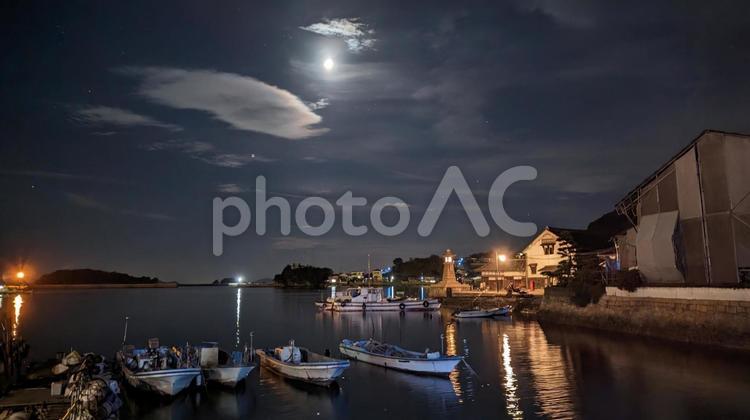 鞆の浦の夜の漁港の風景 漁港,夜景,風景の写真素材