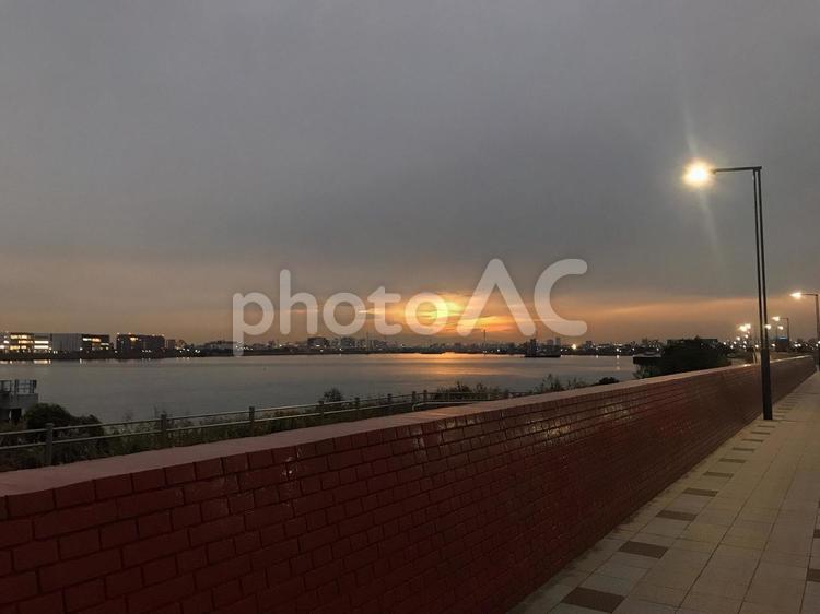 夕焼けの丘 空,たそがれ,風景の写真素材