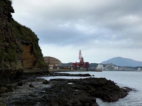 山口県彦島 竹ノ子島の磯辺 山口県彦島 竹ノ子島の磯辺 瀬戸内海,関門海峡,雲の写真素材