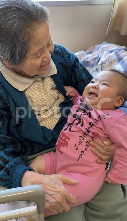 お互い見合ってニコニコな祖母と娘 祖母,ひいおばあちゃん,大正の写真素材