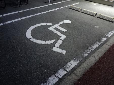 車いすマーク駐車場 駐車場,駐車,駐車スペースの写真素材