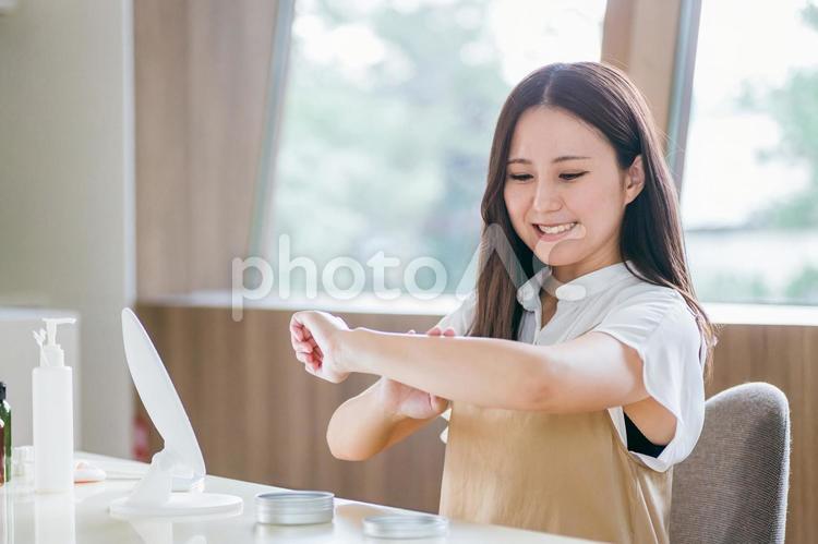 腕にクリームを塗る女性（日焼け止め） 日焼け止め,腕,クリームの写真素材