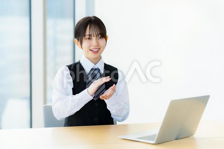 受付の若いビジネスウーマン 受付,女性,笑顔の写真素材