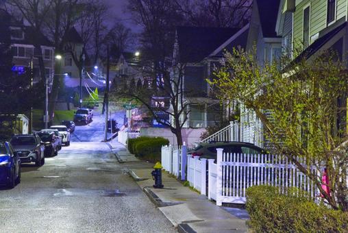 雨あがりのアメリカの住宅街の夜景 雨あがりのアメリカの住宅街の夜景の写真