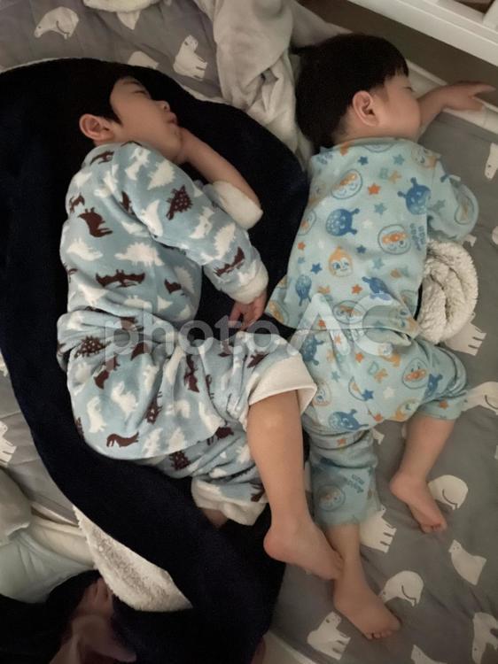 同じ姿で仲良く眠る2歳と5歳の兄弟 幼児,子供,男児の写真素材