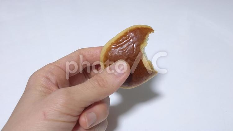 栗まんじゅうを持つ手 栗まんじゅう,饅頭,和菓子の写真素材