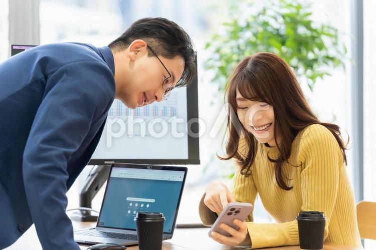 ミーティングをする男女2人のビジネスマン 男性,女性,男女の写真素材