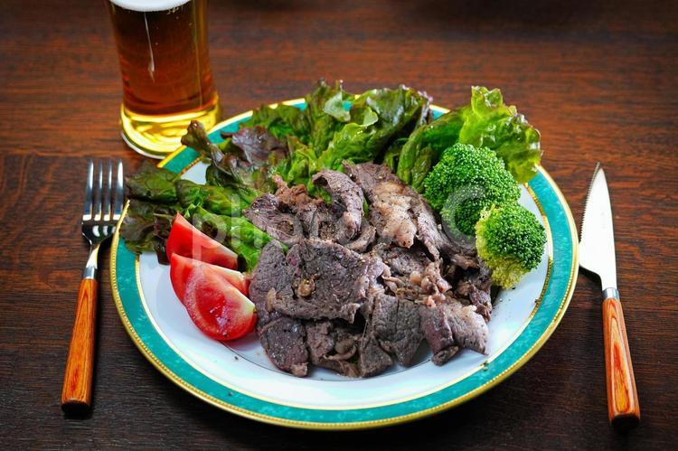 ビールと焼き肉プレート 焼肉,食べ物,食事の写真素材
