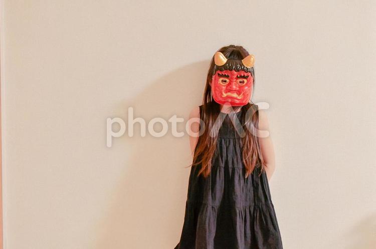 鬼のお面をつけた女の子4 女の子,鬼のお面,鬼の写真素材