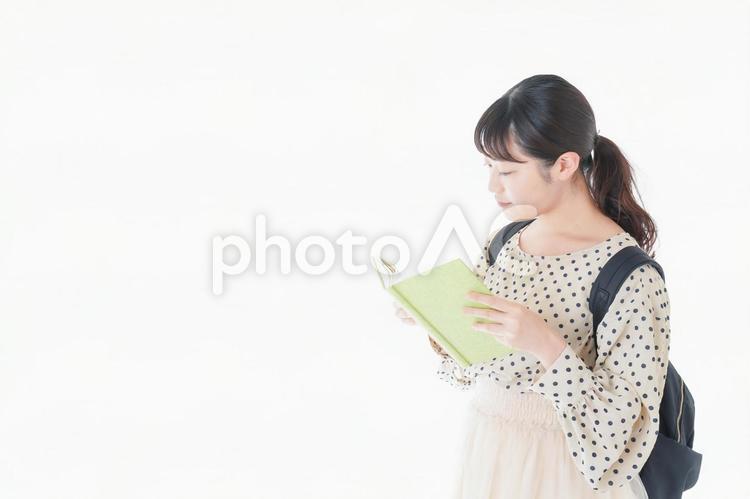 上を指差す制服を着た女子学生 女性,目的地,図鑑の写真素材