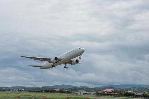 灰色の空が映る出雲空港 灰色の空が映る出雲空港 飛行機,航空機,旅客機の写真素材