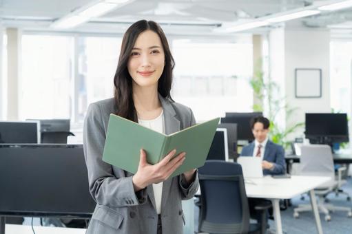 オフィスで仕事をする若いビジネスウーマン オフィスで仕事をする若いビジネスウーマン ビジネス,女性,オフィスの写真素材
