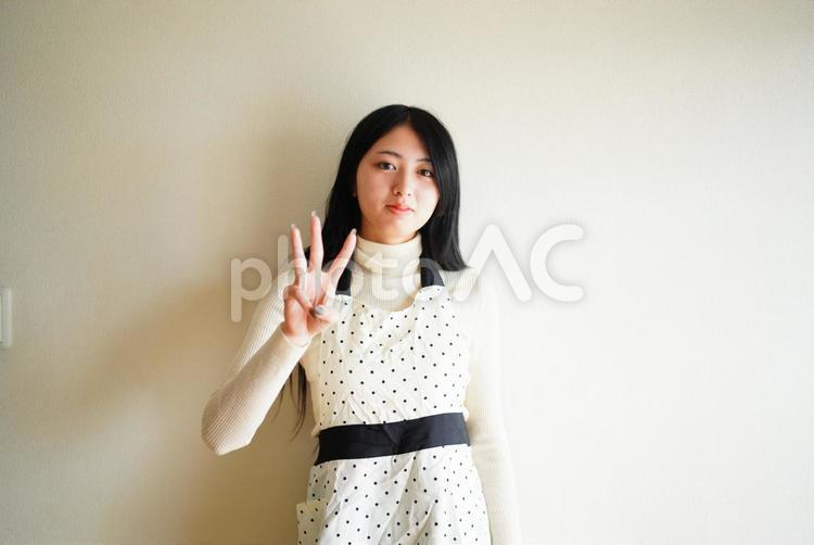 料理のイメージ/調理器具を持つ女性 20代,屋内,女性の写真素材