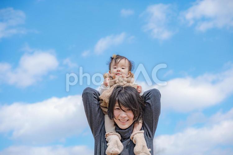 爽やかな青空と親子(その２０) 子供,赤ちゃん,家族の写真素材