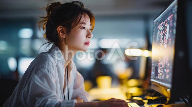 PCで仕事をするクリエイターの若い女性 女性,クリエイター,デザインの写真素材