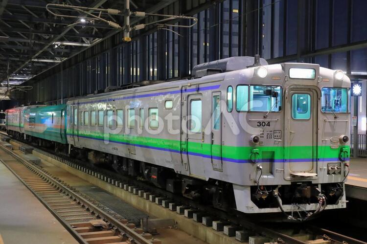 検測車を牽引するキハ40系 検測車,線路,キハ40系の写真素材