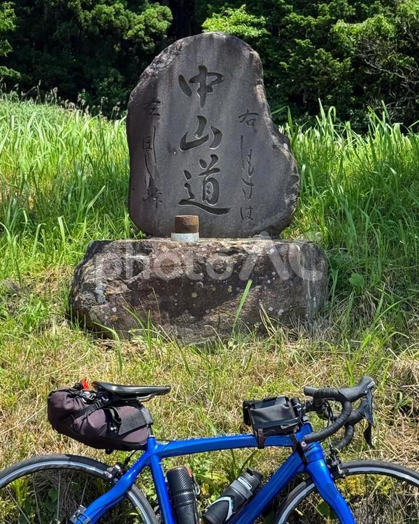 中山道の道標と自転車 中山道,道標,道しるべの写真素材
