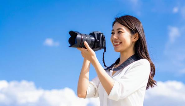 レンズを向ける日本人女性カメラマン レンズを向ける日本人女性カメラマンの写真