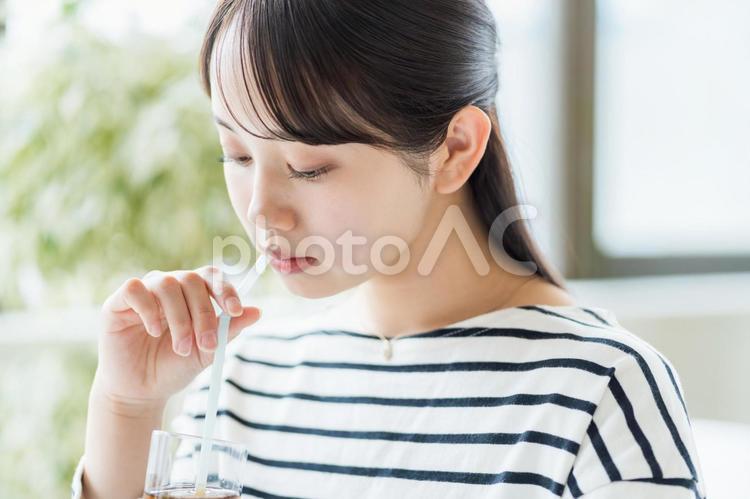 カフェで待ち合わせをする女子大学生。 女性,カフェ,待ち合わせの写真素材
