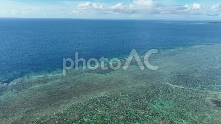 西表島　遠浅の海を空撮 西表島,ビーチ,ドローンの写真素材