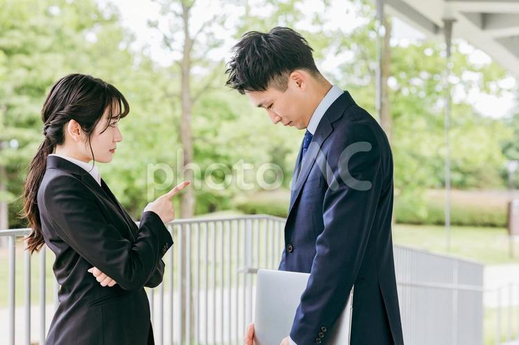 部下を叱るビジネスウーマン（パワハラ） パワハラ,説教,怒るの写真素材