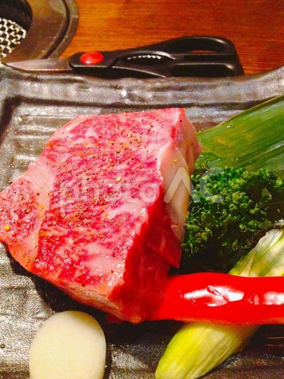 食べ物　料理　ー　焼肉屋でステーキ　 肉,和牛,ステーキの写真素材