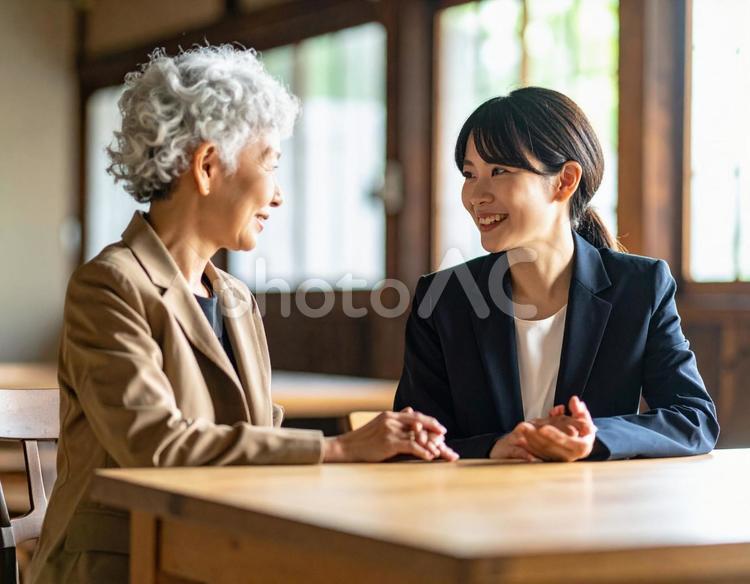 顧客と話をするスーツ姿の女性 女性,スーツ,営業の写真素材