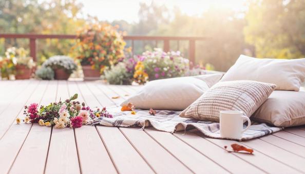 くつろぐひととき／秋のウッドデッキの写真