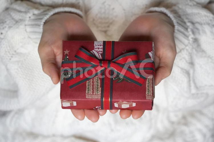 クリスマスの贈り物を差し出す女性の手元1 クリスマス,xmas,christmasの写真素材