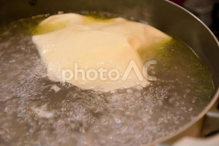 ラザニアの生地を茹でる お料理,クリスマスディナー,ディナーの写真素材