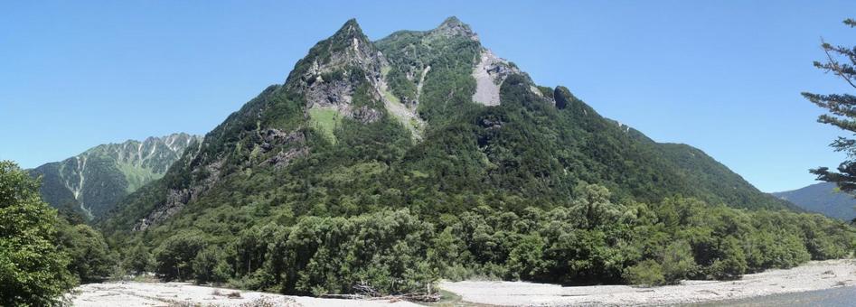 避暑の上高地 梓川からの穂高連峰パノラマ 避暑の上高地 梓川からの穂高連峰パノラマの写真