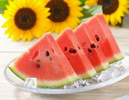 スイカとひまわり 夏の風物詩 スイカとひまわり 夏の風物詩の写真