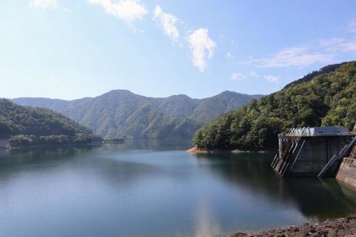 青空と山に囲まれた湖とダムのある風景 青空,山,囲まれたの写真素材
