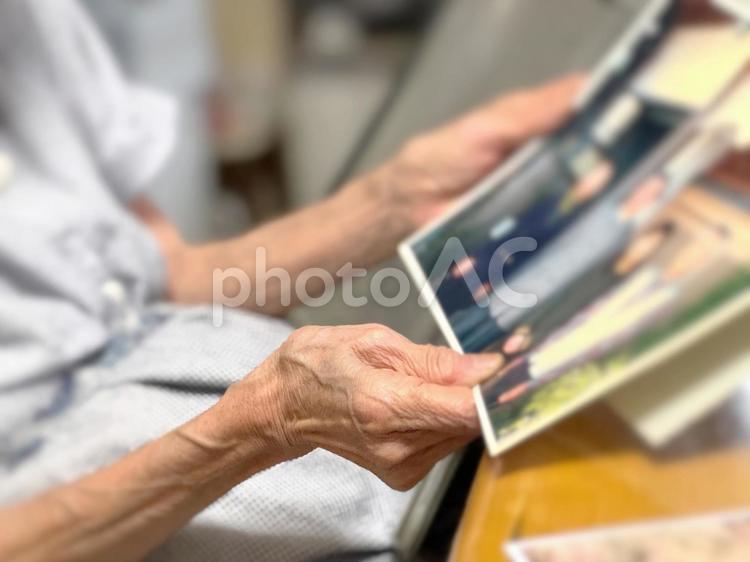 家族写真を両手で持つ高齢者 写真,プリント,現像の写真素材
