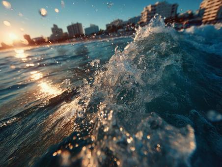 水しぶきが舞う、夕暮れ時の海の波 水しぶきが舞う、夕暮れ時の海の波の写真