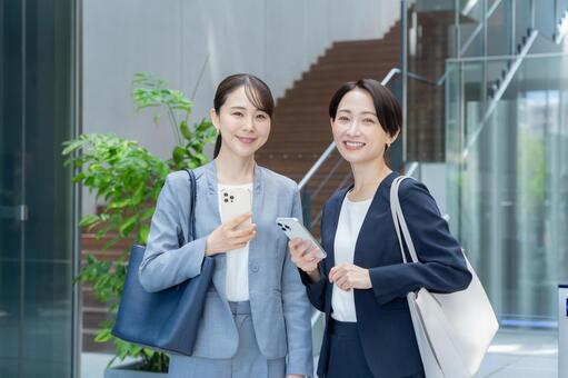 オフィスに通勤をするビジネスウーマン 通勤,ビジネスウーマン,女性の写真素材