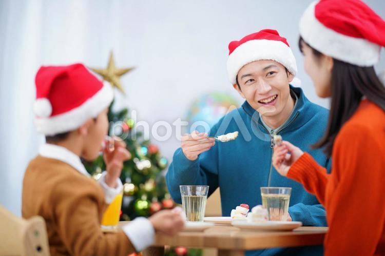 クリスマスケーキを食べる家族 家族,人物,男性の写真素材