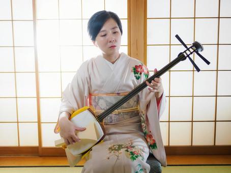 33:和服で三味線を演奏する女性 33:和服で三味線を演奏する女性 三味線,伝統芸能,和楽器の写真素材
