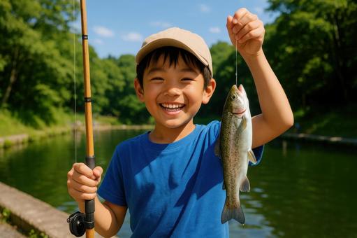 水辺で魚を釣る少年 水辺で魚を釣る少年の写真