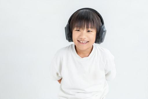 ヘッドフォンをした男の子 ヘッドフォンをした男の子の写真
