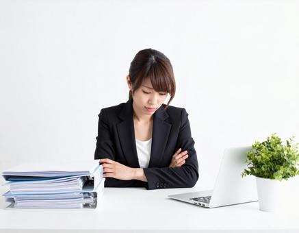 オフィスで困っているサラリーマン女性 オフィスで困っているサラリーマン女性の写真