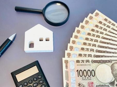 白い家の模型と虫眼鏡、電卓、お金 白い家の模型と虫眼鏡、電卓、お金 住宅ローン,家計,家の写真素材